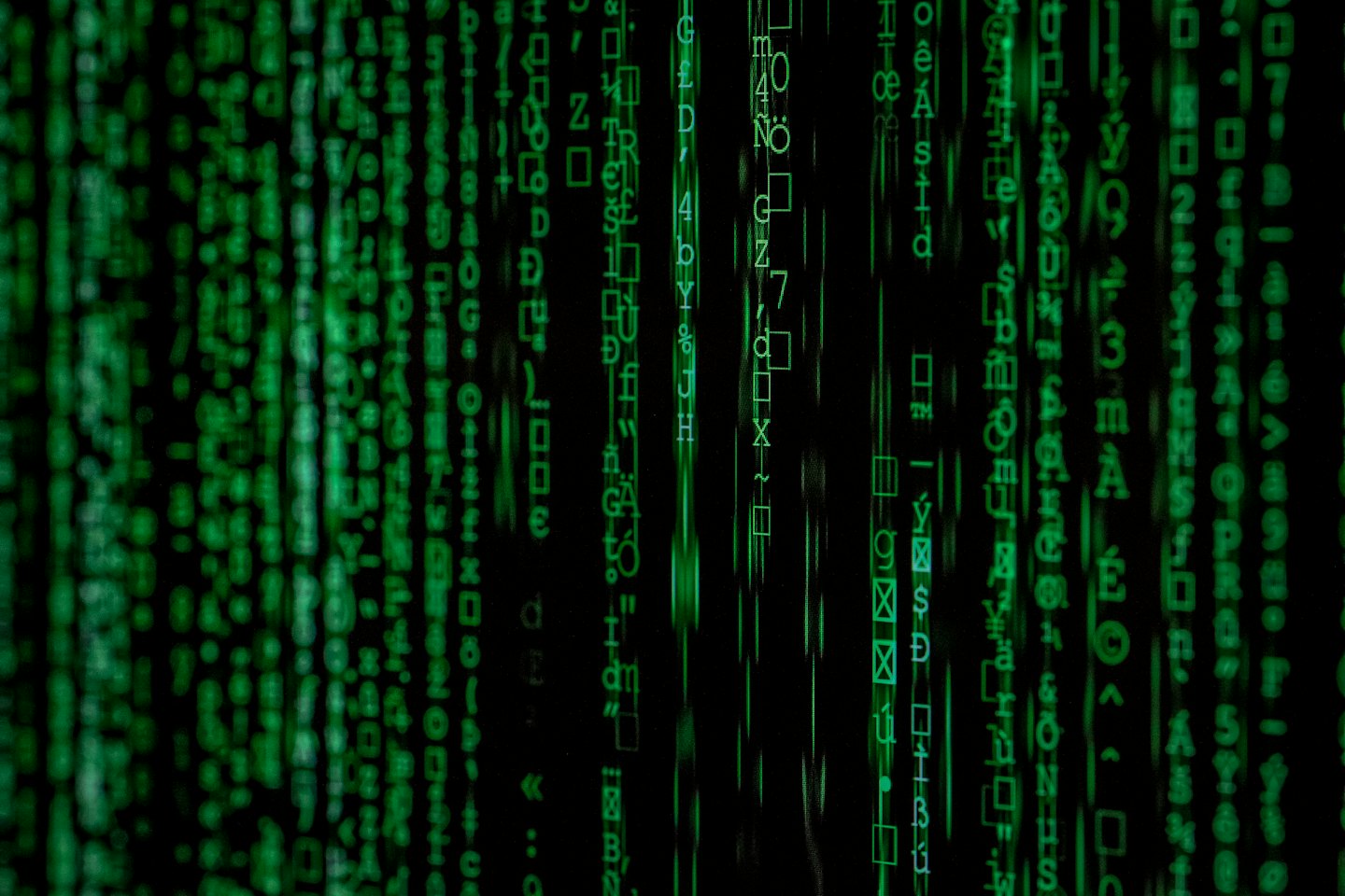 Groene codestromen dalen af op een zwarte digitale achtergrond.
